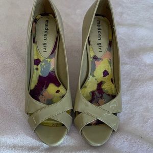 Cute shiny heels.